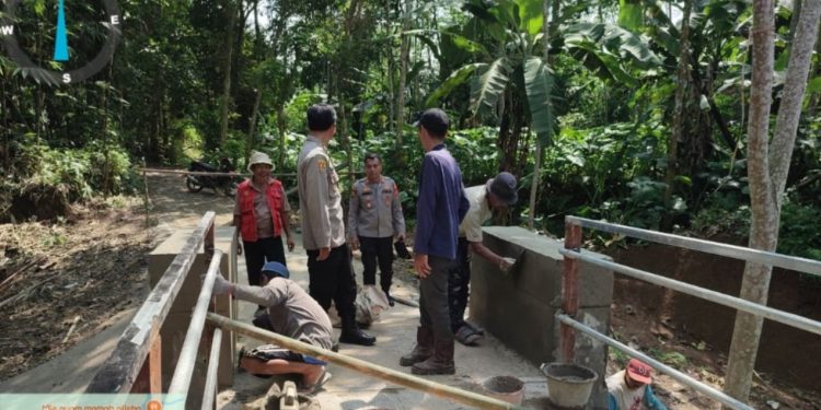 Polisi Pantau Progres Pembangunan Jembatan Merah Putih Presisi di Cikaduen