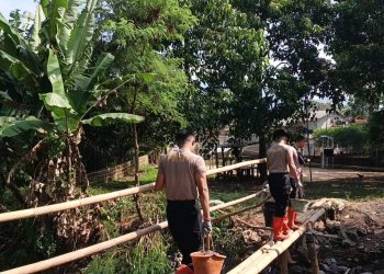 Brimob Jabar dan Warga Bersama Bangun Jembatan Merah Putih di Cicalengka