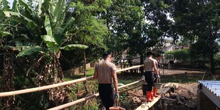 Brimob Jabar dan Warga Bersama Bangun Jembatan Merah Putih di Cicalengka