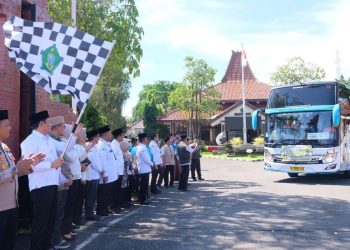 Bupati Sidoarjo Berangkatkan Tiga Kloter Jemaah Haji ke Makkah
