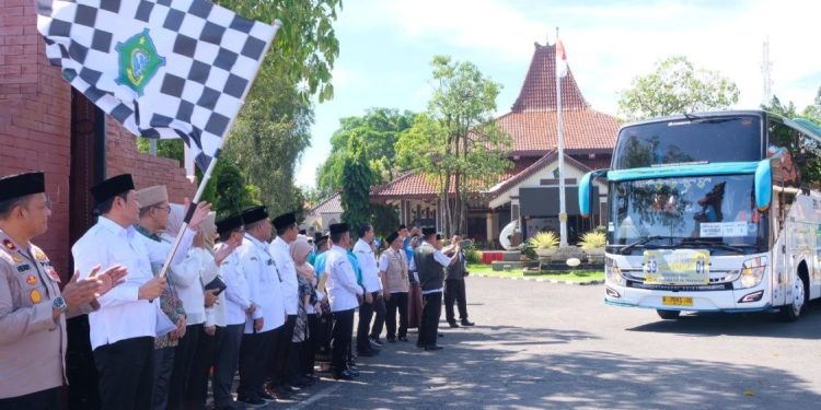 Bupati Sidoarjo Berangkatkan Tiga Kloter Jemaah Haji ke Makkah