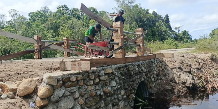 TNI AD Percepat Pembangunan Jembatan Aramco di Aceh Selatan