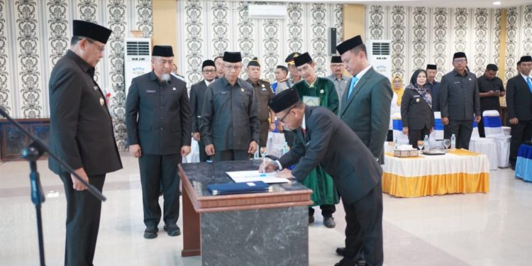Gubernur Gorontalo Lantik Dua Pejabat Baru, Tekankan Pentingnya Adaptasi Kerja