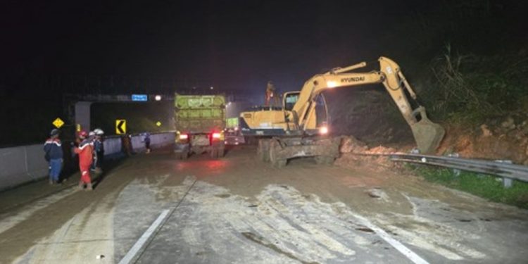 Kemen PU Tanggap Cepat Atasi Longsor di Tol Bocimi