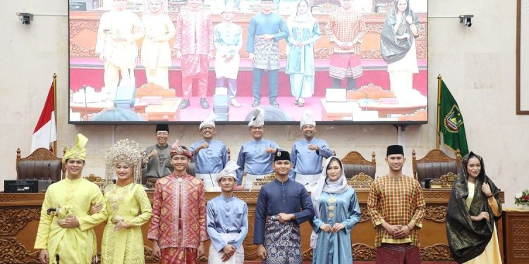 DPRD Kota Batam Sahkan Perda LAM, Busana Adat Melayu Jadi Sorotan