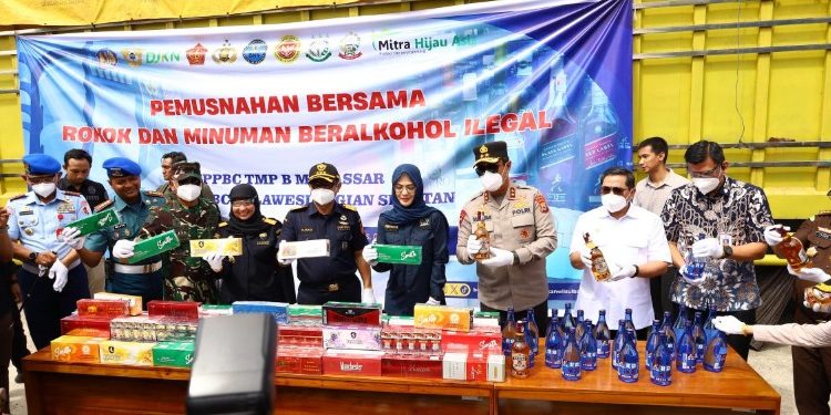 Kapolda Sulsel dan DJBC Sulbagsel Musnahkan Rokok dan Minuman Beralkohol Ilegal