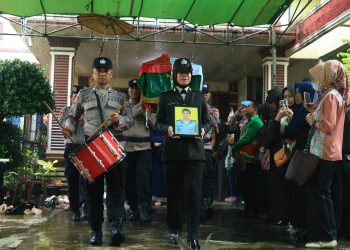 Kapolda Lampung Hadiri Pemakaman Bripka Anumerta Arya Supena yang Gugur Saat Bertugas