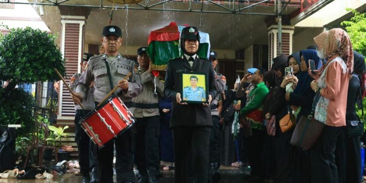 Kapolda Lampung Hadiri Pemakaman Bripka Anumerta Arya Supena yang Gugur Saat Bertugas