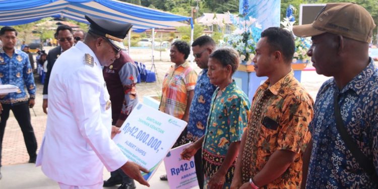 Pemkab Raja Ampat Berikan Manfaat BPJS Ketenagakerjaan kepada Ahli Waris