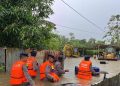 Satbrimob Polda Sultra Bantu Evakuasi Korban Banjir di Kendari