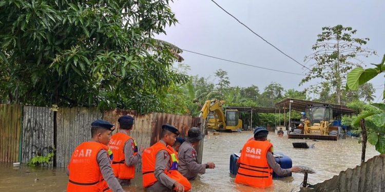 Satbrimob Polda Sultra Bantu Evakuasi Korban Banjir di Kendari