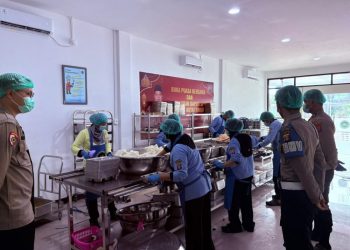 Sidokkes Polres Kutai Timur Pastikan Keamanan Menu MBG Melalui Uji Organoleptik