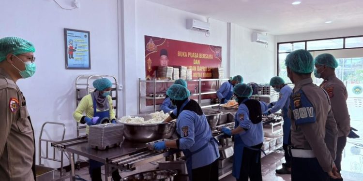 Sidokkes Polres Kutai Timur Pastikan Keamanan Menu MBG Melalui Uji Organoleptik
