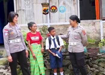 Kapolda NTT Berikan Bantuan kepada Otni, Siswa SD yang Viral di Mollo Utara