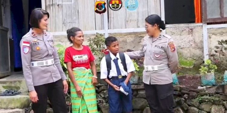 Kapolda NTT Berikan Bantuan kepada Otni, Siswa SD yang Viral di Mollo Utara