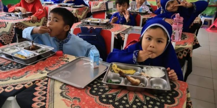 Kemenkes Distribusikan 8 Miliar Porsi Makan Bergizi Gratis Sejak 2025