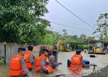 Brimob Sultra Kerahkan Tim untuk Evakuasi Warga Terdampak Banjir di Kendari