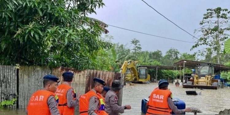 Brimob Sultra Kerahkan Tim untuk Evakuasi Warga Terdampak Banjir di Kendari