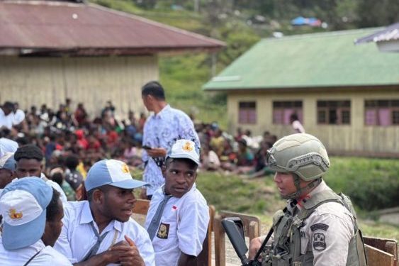 Satgas Damai Cartenz Dorong Semangat Pendidikan di Sinak