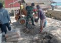 Kolaborasi TNI dan Warga Sapeken Bangun Tanggul Laut Cegah Abrasi
