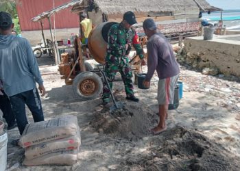 Kolaborasi TNI dan Warga Sapeken Bangun Tanggul Laut Cegah Abrasi