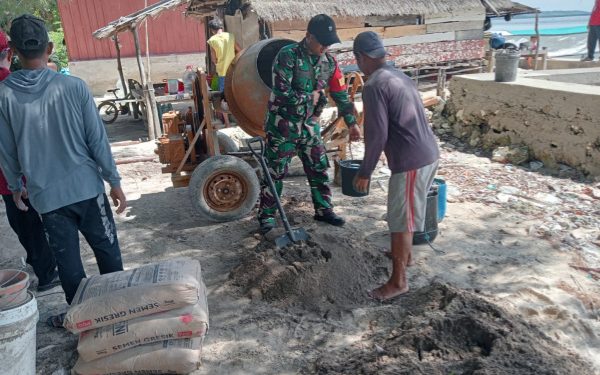 Kolaborasi TNI dan Warga Sapeken Bangun Tanggul Laut Cegah Abrasi