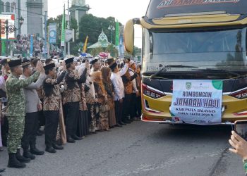 Bupati Balangan Melepas Keberangkatan 214 Calon Jemaah Haji