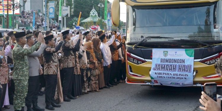 Bupati Balangan Melepas Keberangkatan 214 Calon Jemaah Haji