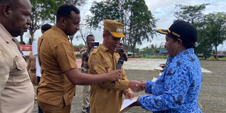Wakil Bupati Boven Digoel Distribusikan 401 SK PPPK Paruh Waktu