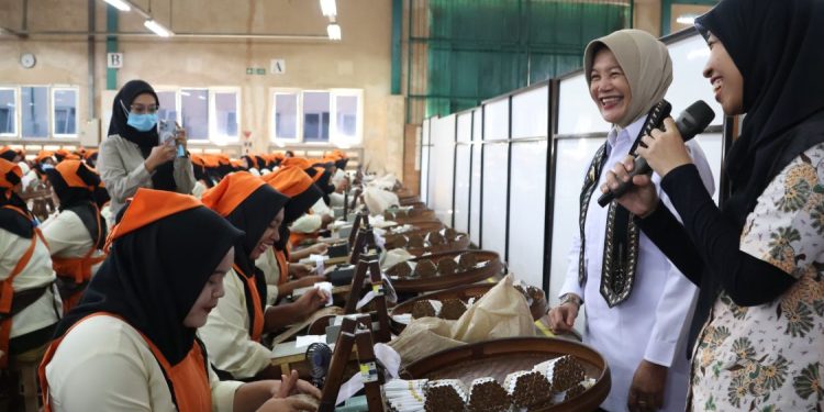Pemkab Bojonegoro Salurkan BLT DBHCHT untuk Buruh Rokok