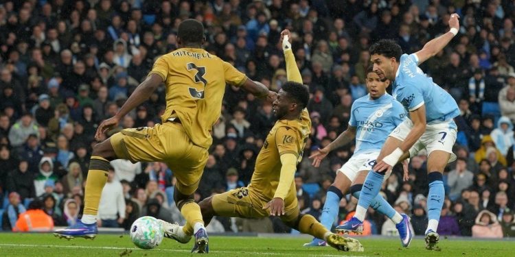Manchester City Dekati Arsenal dalam Persaingan Trofi Premier League 2025/2026