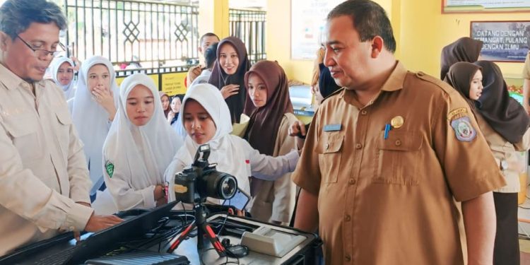 Dinsos Dukcapil Gorontalo Lakukan Perekaman KTP-el di SMA Negeri 1 Tapa