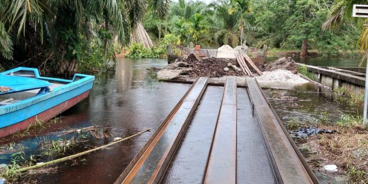 Pembangunan Jembatan Merah Putih Presisi di Bengkalis Terus Berjalan Meski Banjir