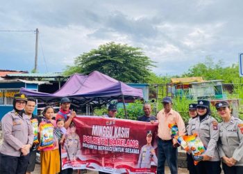 Polwan Polresta Barelang Laksanakan Minggu Kasih dengan Berbagi Bingkisan di Tanjung Uma