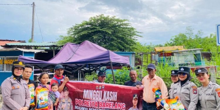Polwan Polresta Barelang Laksanakan Minggu Kasih dengan Berbagi Bingkisan di Tanjung Uma