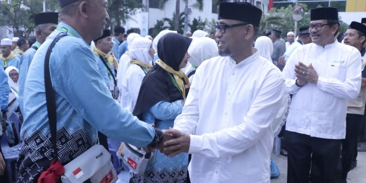 Sekda Banda Aceh Lepas 114 Calon Jemaah Haji Kloter 12
