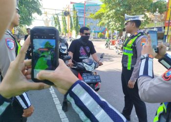 Satlantas Polres Ponorogo Gunakan Kacamata Pintar untuk Pantau Pelanggaran Lalu Lintas