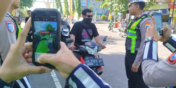 Satlantas Polres Ponorogo Gunakan Kacamata Pintar untuk Pantau Pelanggaran Lalu Lintas