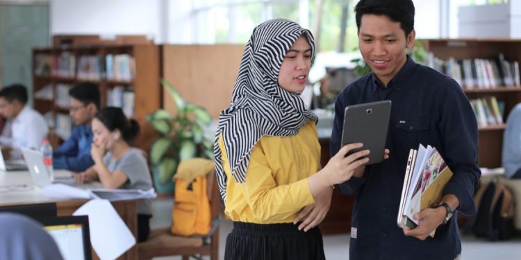 Upaya Mempertahankan Koleksi Buku di Tengah Dominasi Digital