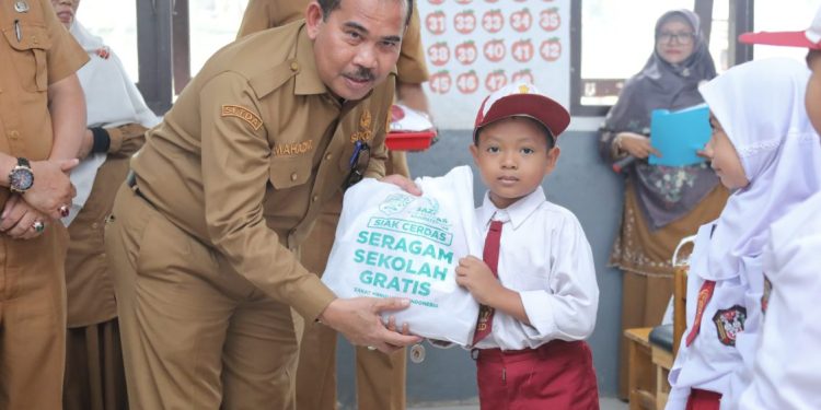 Pemkab Siak Berikan Seragam Gratis untuk Siswa di Sungai Apit