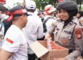 Polisi Distribusikan Air Mineral dan Roti kepada Demonstran di Depan Gedung DPR