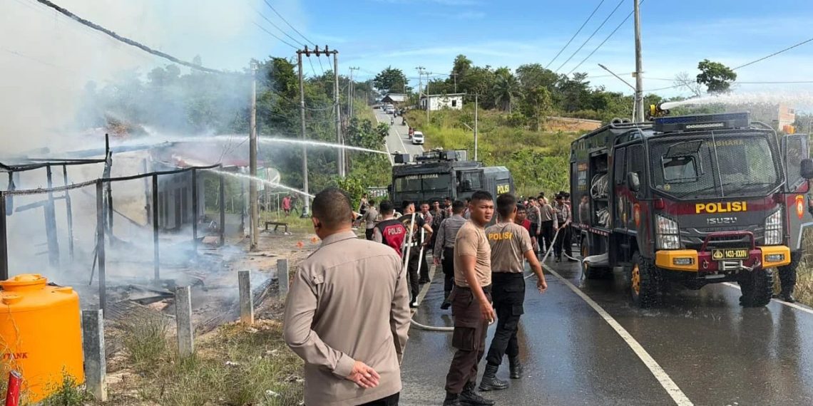 Personel Ditsamapta Polda Kaltara Tangani Kebakaran di Tanjung Selor