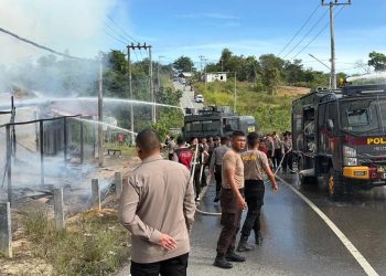 Personel Ditsamapta Polda Kaltara Tangani Kebakaran di Tanjung Selor