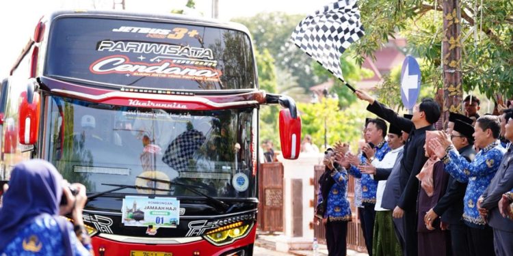 Bupati Indramayu Lepas 194 Calon Jamaah Haji dengan Pesan Jaga Akhlak