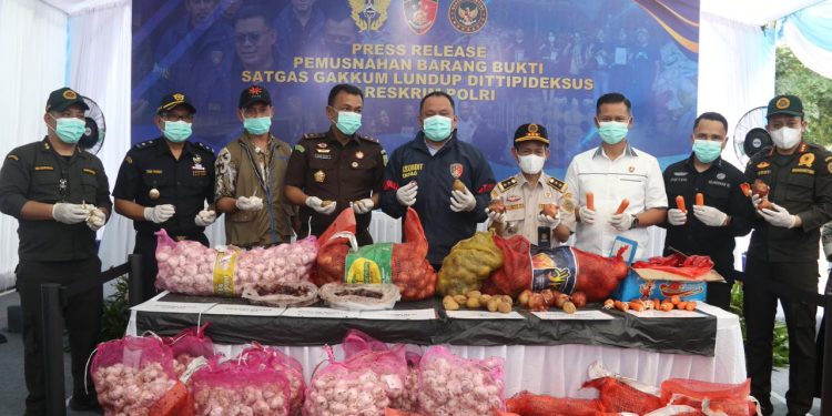 Bareskrim Polri Musnahkan Bawang Impor Ilegal dari Perbatasan Malaysia