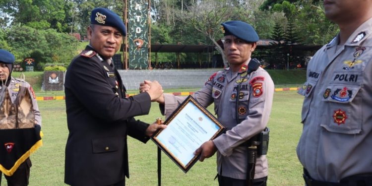 Penghargaan untuk 36 Personel Satbrimob Polda Gorontalo atas Pembangunan Jembatan Molalahu