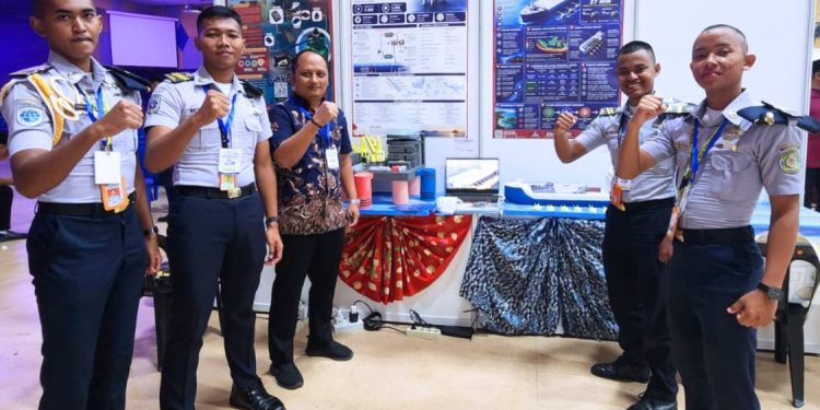 Prestasi Internasional: Taruna Poltekpel Surabaya Raih Medali di Malaysia