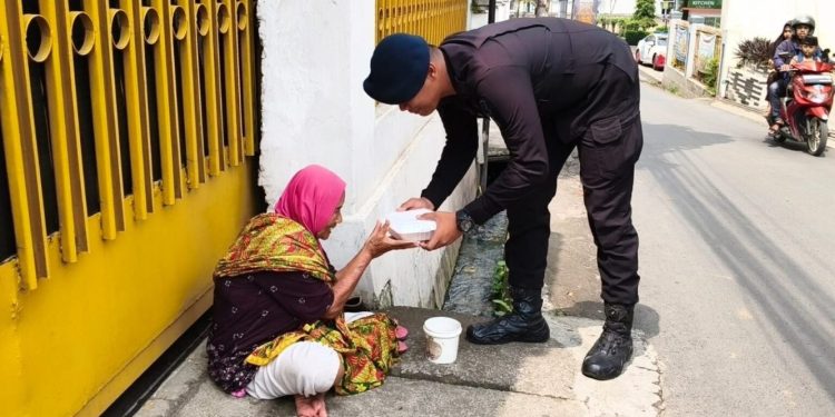 Brimob Jawa Barat Laksanakan Program Jumat Berkah di Sumedang dan Bandung