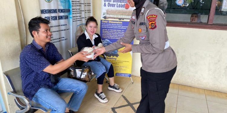 Ditlantas Polda Jambi Gelar Jumat Berkah dengan Bagikan Makanan Gratis di Samsat Kota Jambi