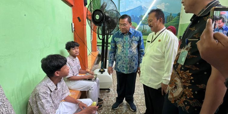Wakil Kepala BGN Pantau Langsung Distribusi MBG di SMAN 28 Jakarta
